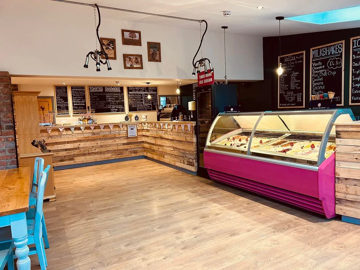 Cafe & Ice Cream Parlour